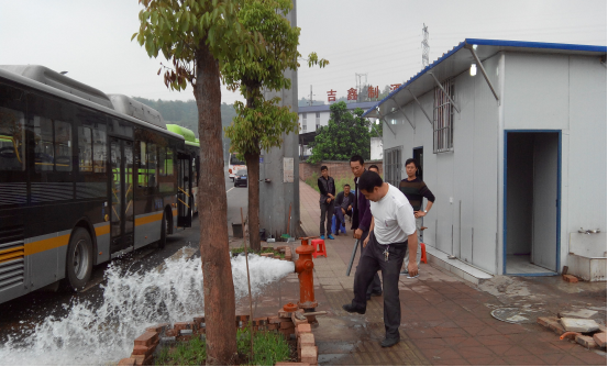 積極開展消防栓檢查   確?？h城消防安全