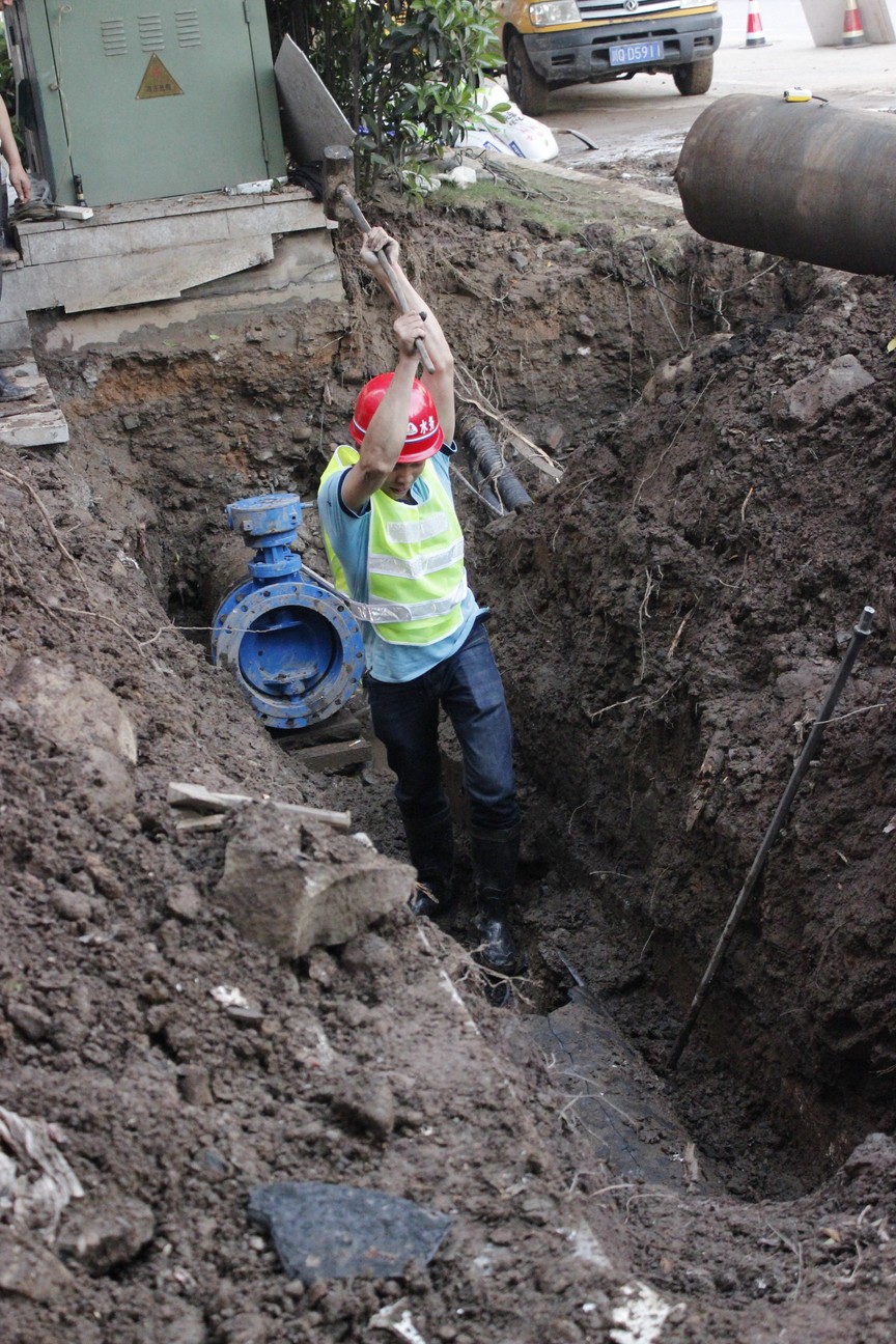 爭分奪秒齊奮戰(zhàn) 搶險鐵軍逞英豪