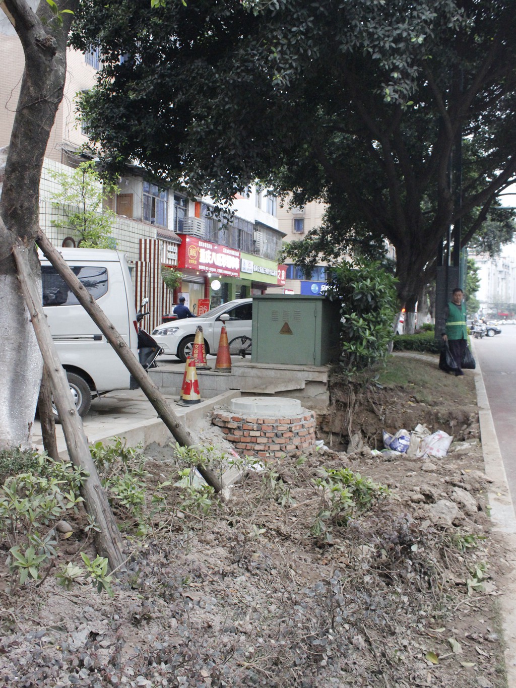 爭分奪秒齊奮戰(zhàn) 搶險鐵軍逞英豪