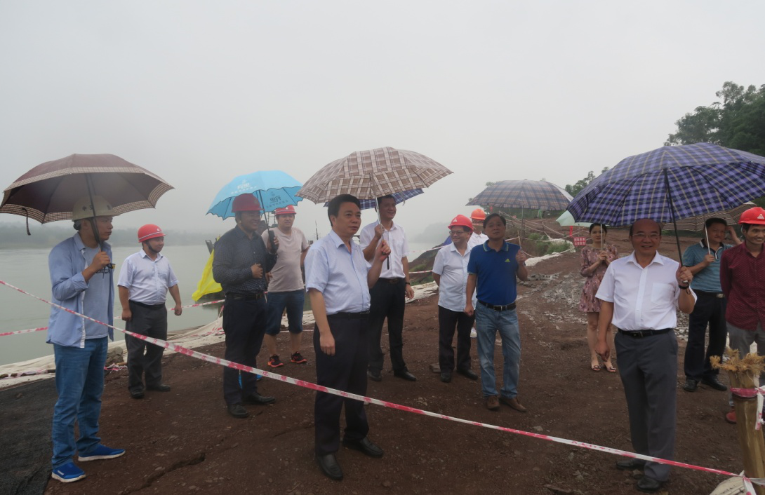 市水務(wù)局黨委書記、局長(zhǎng)董大華一行調(diào)研五水廠工程