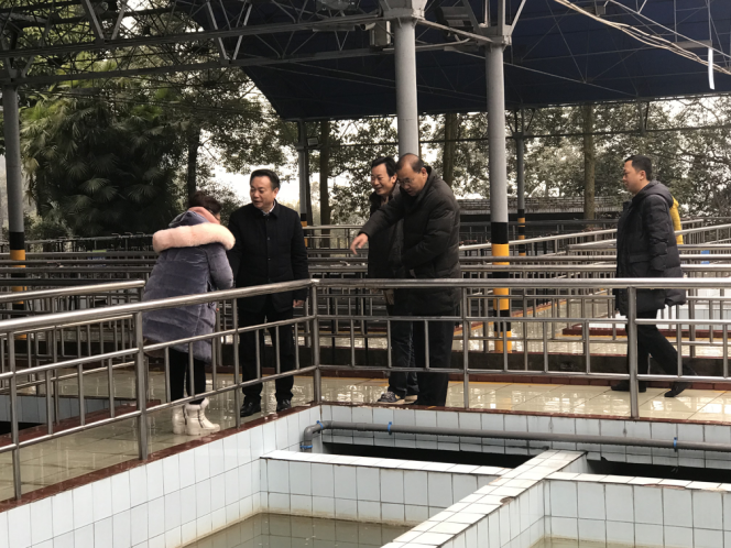 市水務(wù)局局長董大華一行到一水廠對一線員工進(jìn)行春節(jié)慰問