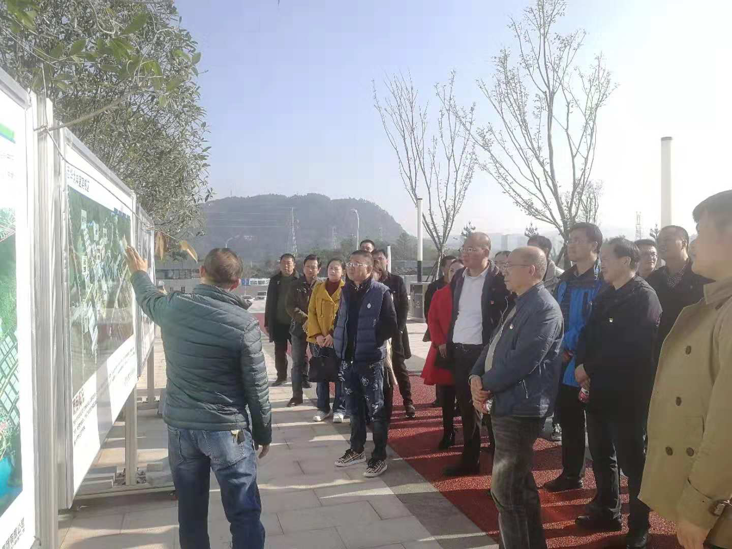 集團公司組織黨員干部到臨港大學(xué)城參觀學(xué)習(xí)