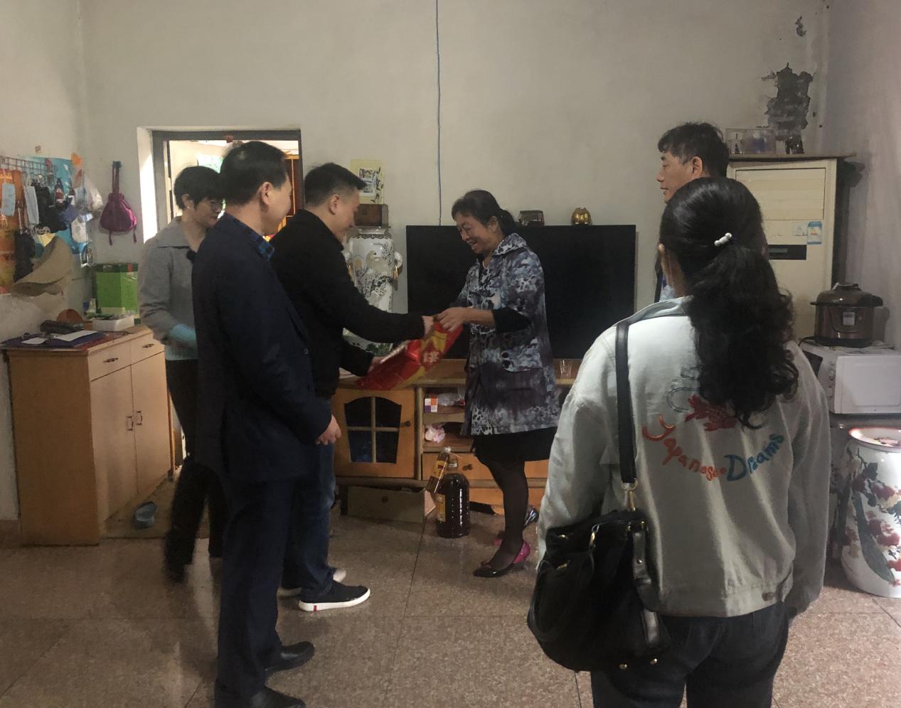 走訪慰問困難戶，真情關(guān)愛暖人心