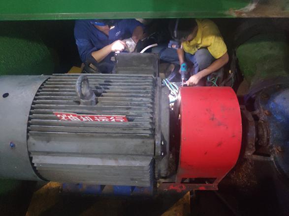 通宵奮戰(zhàn)，順利完成一水廠泵站電氣改造