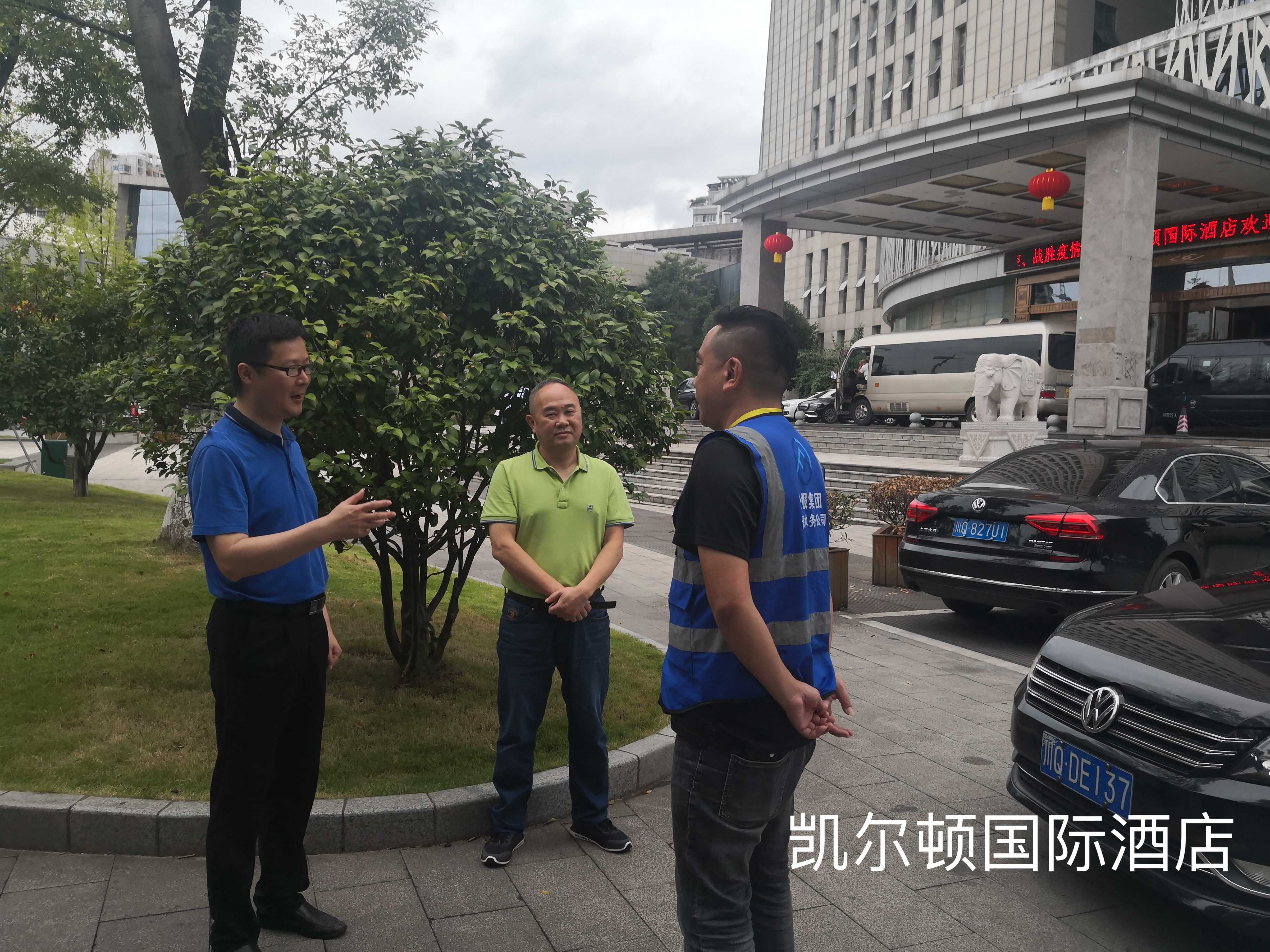 公服集團黨委委員、監(jiān)事會主席周威看望動力電池大會各保障點一線員工